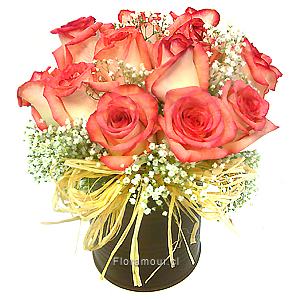Arreglo en base cermica,simplificado con rosas importadas, color a eleccin.
Buena Duracin flores en agua.